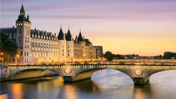 Switzerland & Paris Tour Package – Zurich & Paris 8 Nights / 9 Days